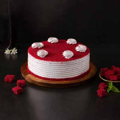 Frosting Red Velvet Cake